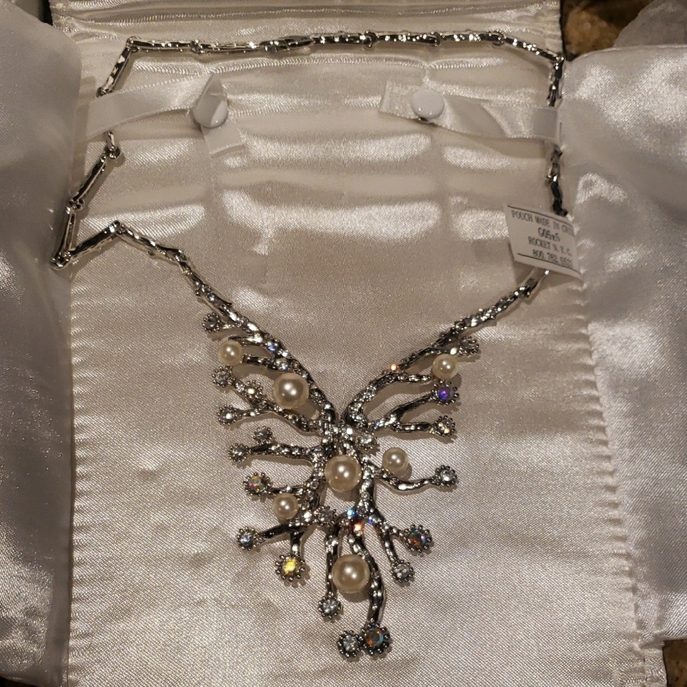 Elegant Silver and Pearl Necklace